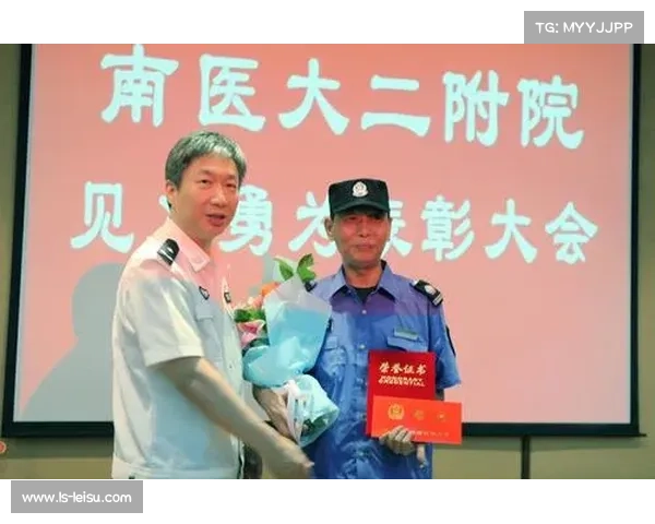 国足大巴司机荣获最美劳动者称号用平凡坚守诠释职业精神 国足大巴司机荣获最美劳动者称号用平凡坚守诠释职业精神